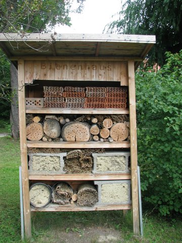 Großes Insektenhotel mit unterschiedlichen Materialien. (c) B-NK Andrea Deimel